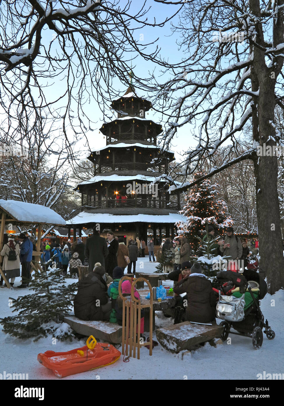 Deutschland, Oberbayern, M?nchen, Englischer Garten, Weihnachtsmarkt am Chinesischen Turm, Stock Photo