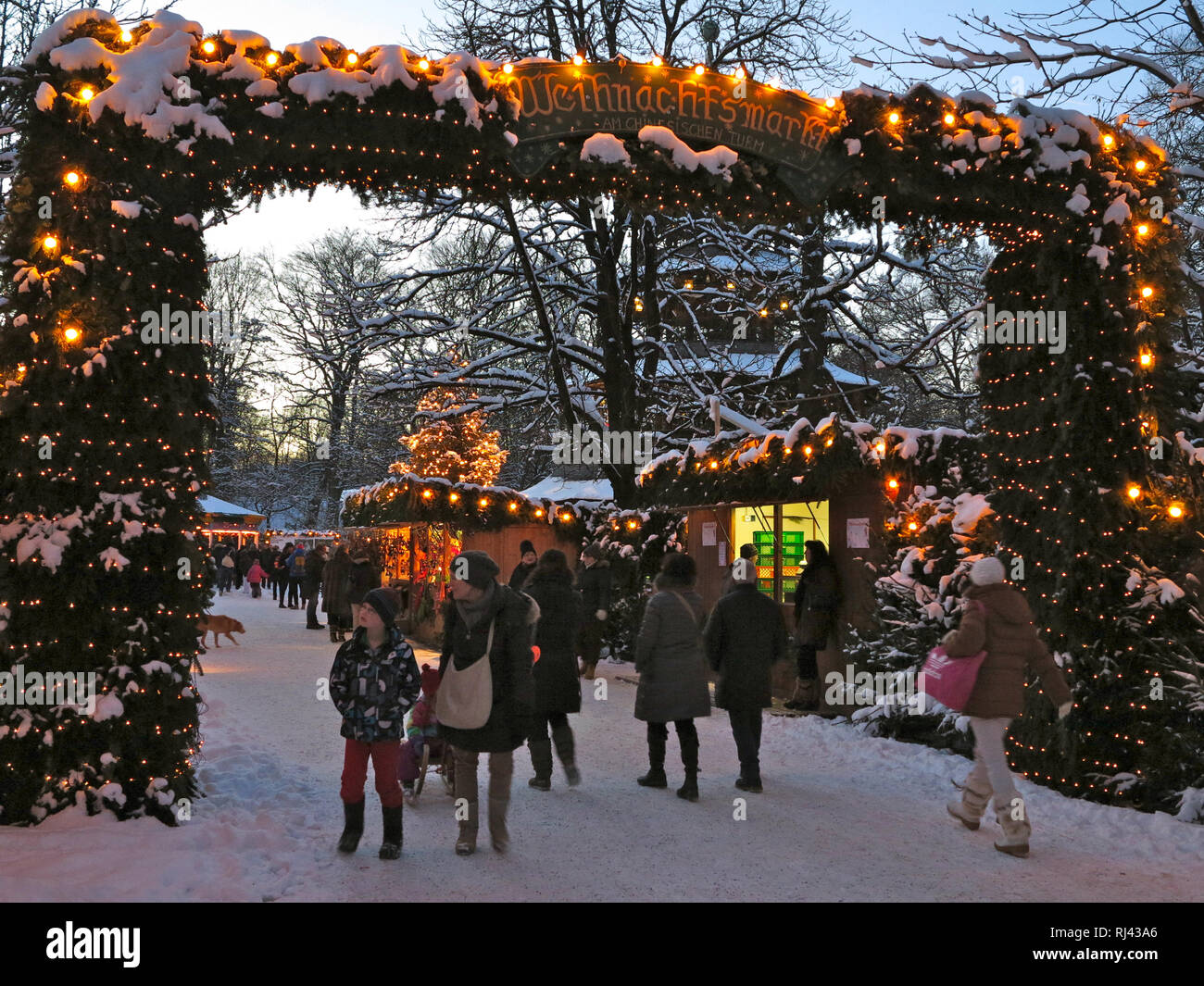 Deutschland, Oberbayern, M?nchen, Englischer Garten, Weihnachtsmarkt am