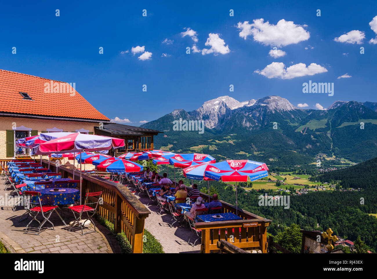 Deutschland, Bayern, Oberbayern, Berchtesgadener Land, Bischofswiesen, Berggasthof S?ldnk?pfl am Soleleitungsweg gegen Hoher G?ll und Hohes Brett, Stock Photo