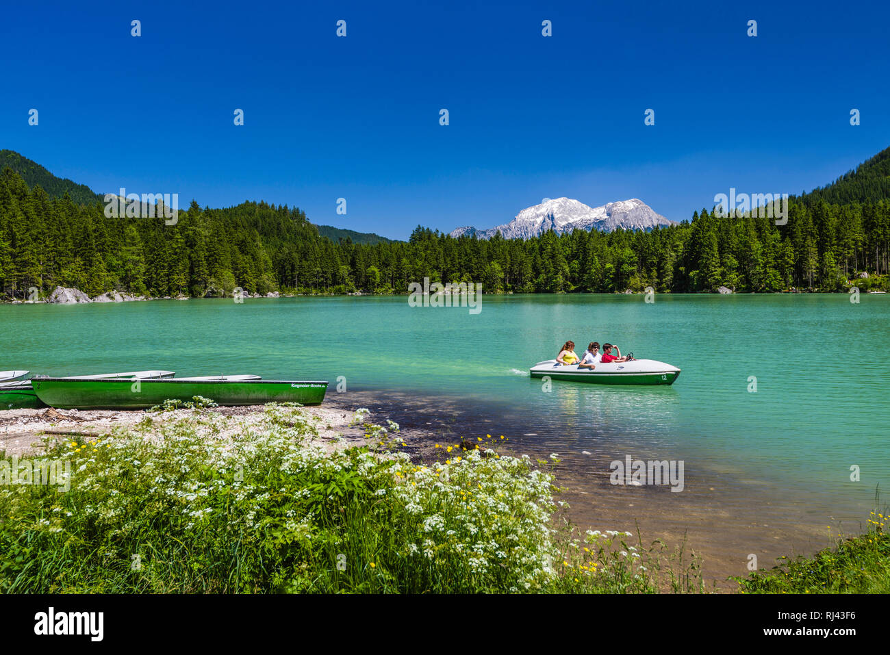 Deutschland, Bayern, Oberbayern, Berchtesgadener Land, Ramsau bei Berchtesgaden, Ortsteil Hintersee, Tretboot am Hintersee gegen Hoher G?ll und Hohes Stock Photo