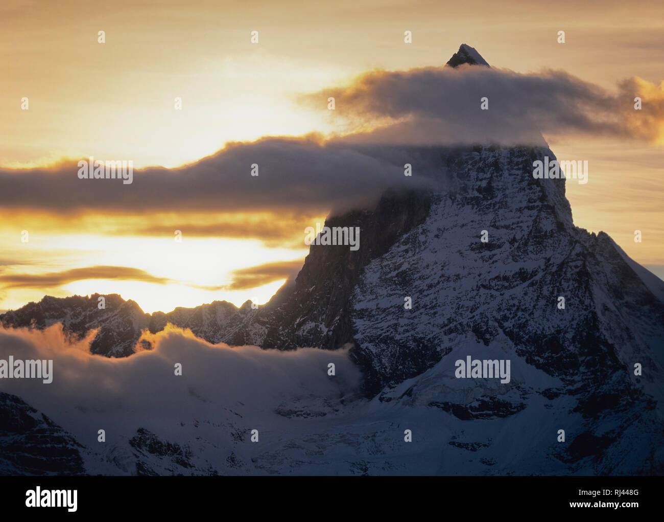 Abendwolken ?ber Matterhorn, Wallis, Schweiz Stock Photo