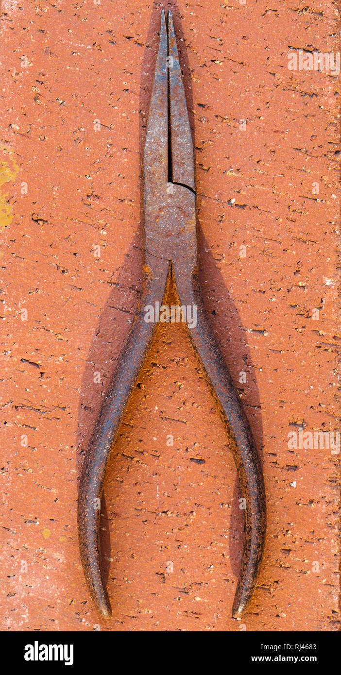 rostige Zange auf Steinuntergrund Stock Photo