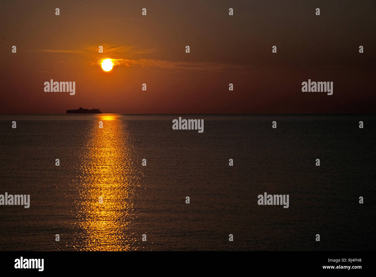 Italien, Sardinien, Ostk?ste, Meer, Schiff, Sonnenaufgang, Stock Photo