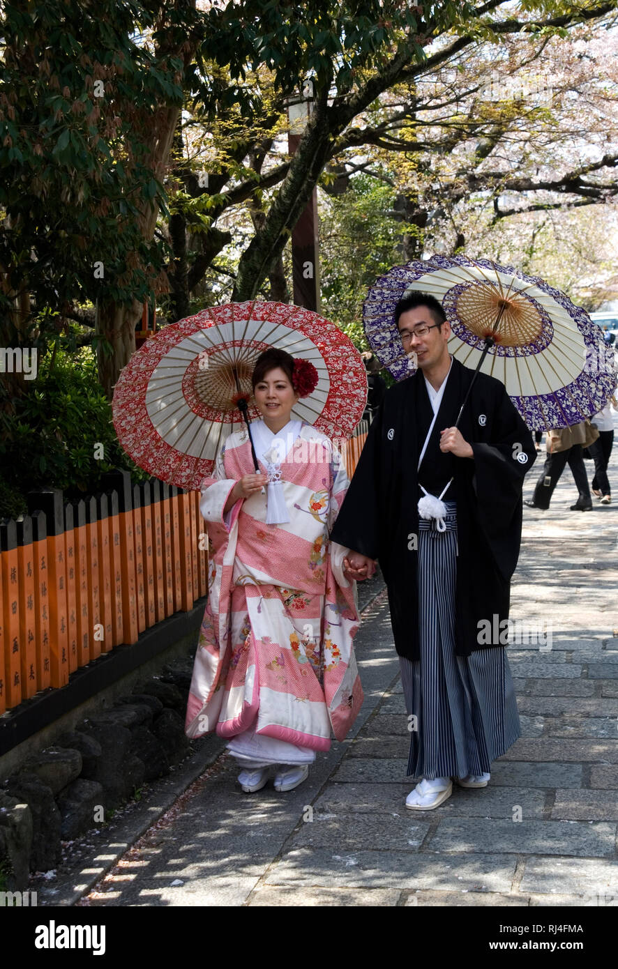 Kyoto Japan Young couple Traditional dress Kimonos Stock Photo Alamy