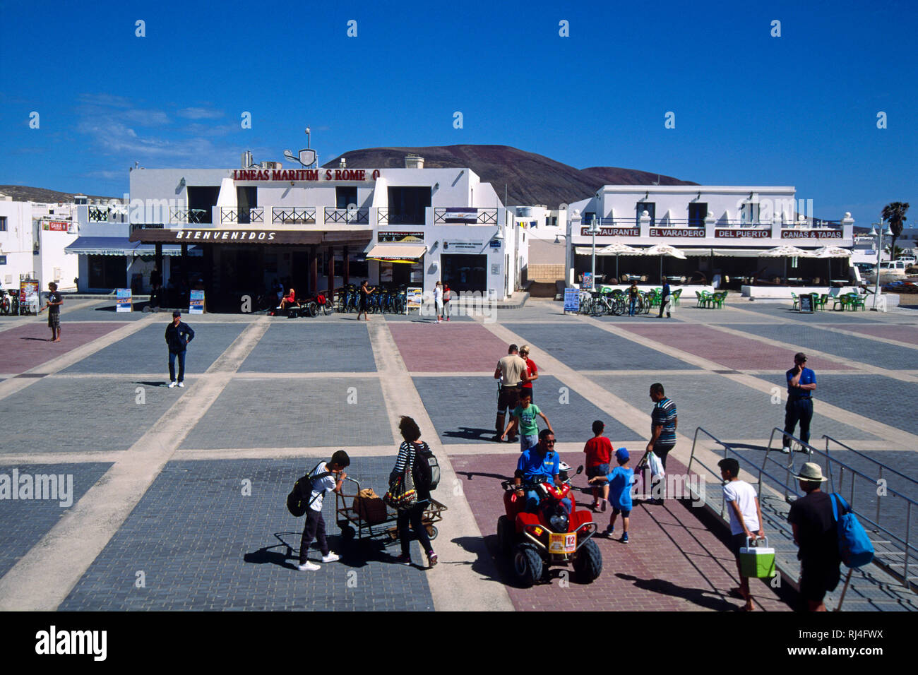 La Graciosa, Caletta de Sebo, Hafenanlegeplatz, Leute Stock Photo