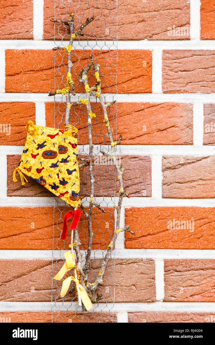 Hauswand, Dekoration, Stoffdrachen, Maschendraht als Steckhilfe, Stock Photo