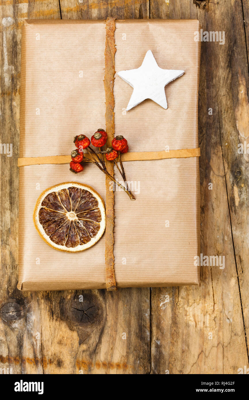 h?lzerner Untergrund mit Geschenk, Hagebutten, Stern Stock Photo