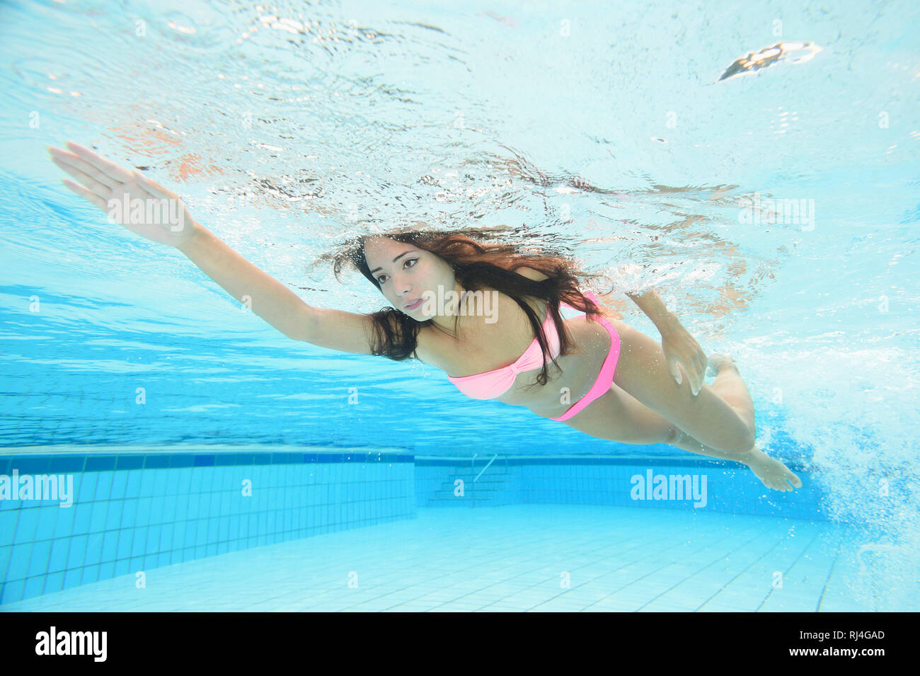 Frau, jung, Bikini, Freibad, Unterwasser, schwimmen Stock Photo