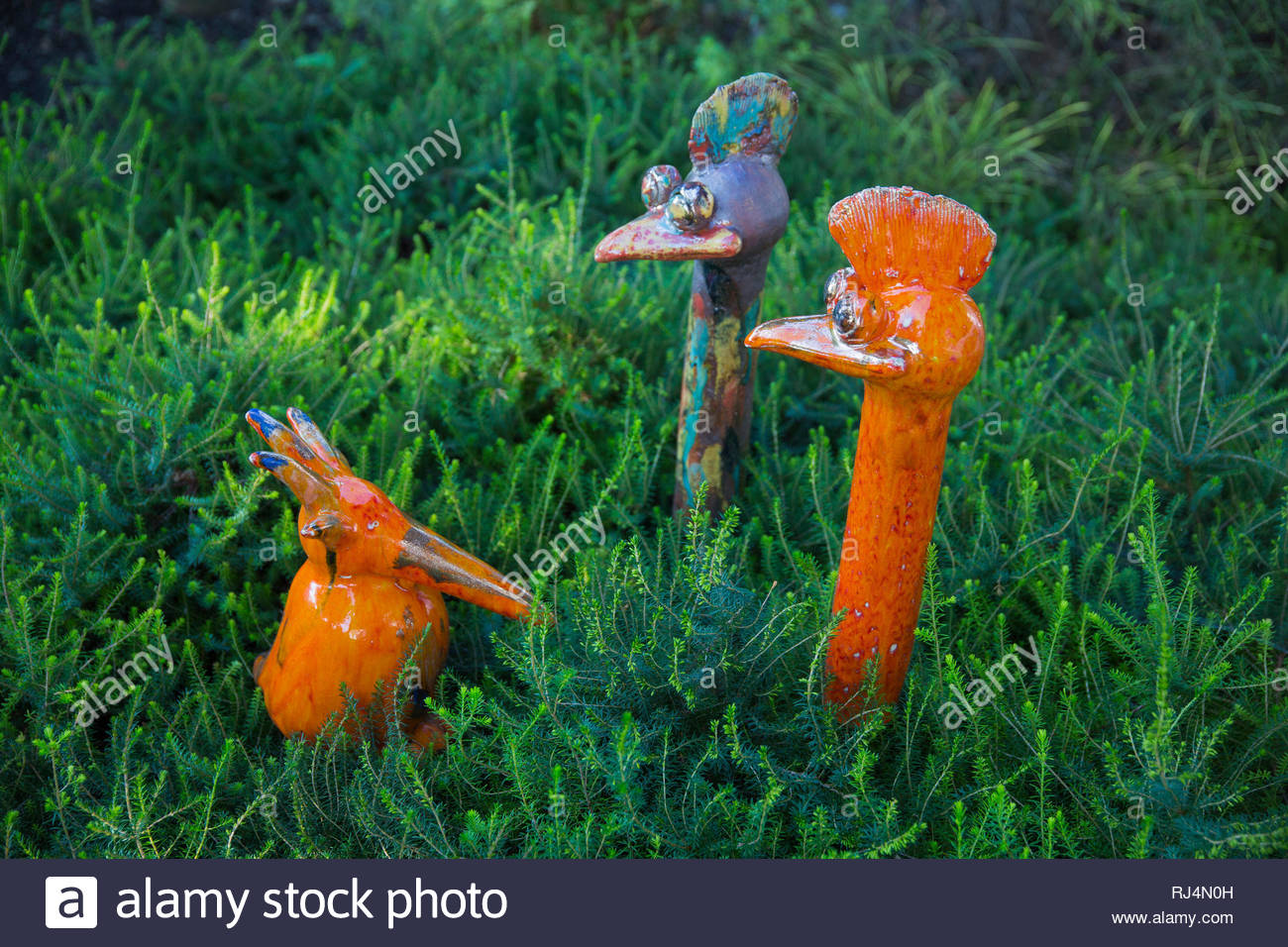 Gartengestaltung Bunte Keramikvogel In Winterheide Stock Photo