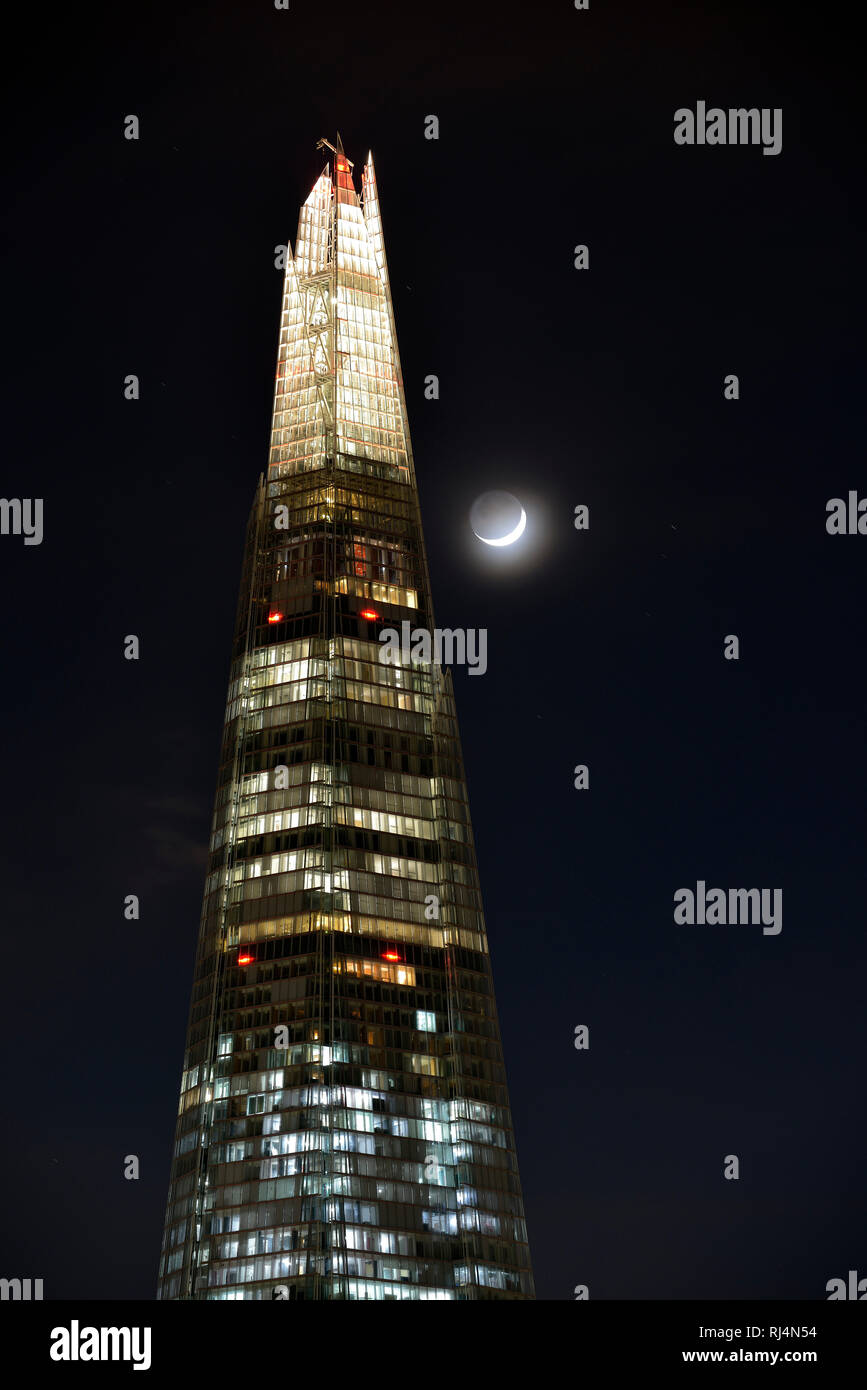 das Hochhaus The Shard in London nachts mit Mondsichel Stock Photo