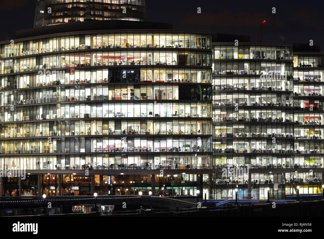 hell erleuchtetes modernes Londoner Bürogebäude in London Stock Photo