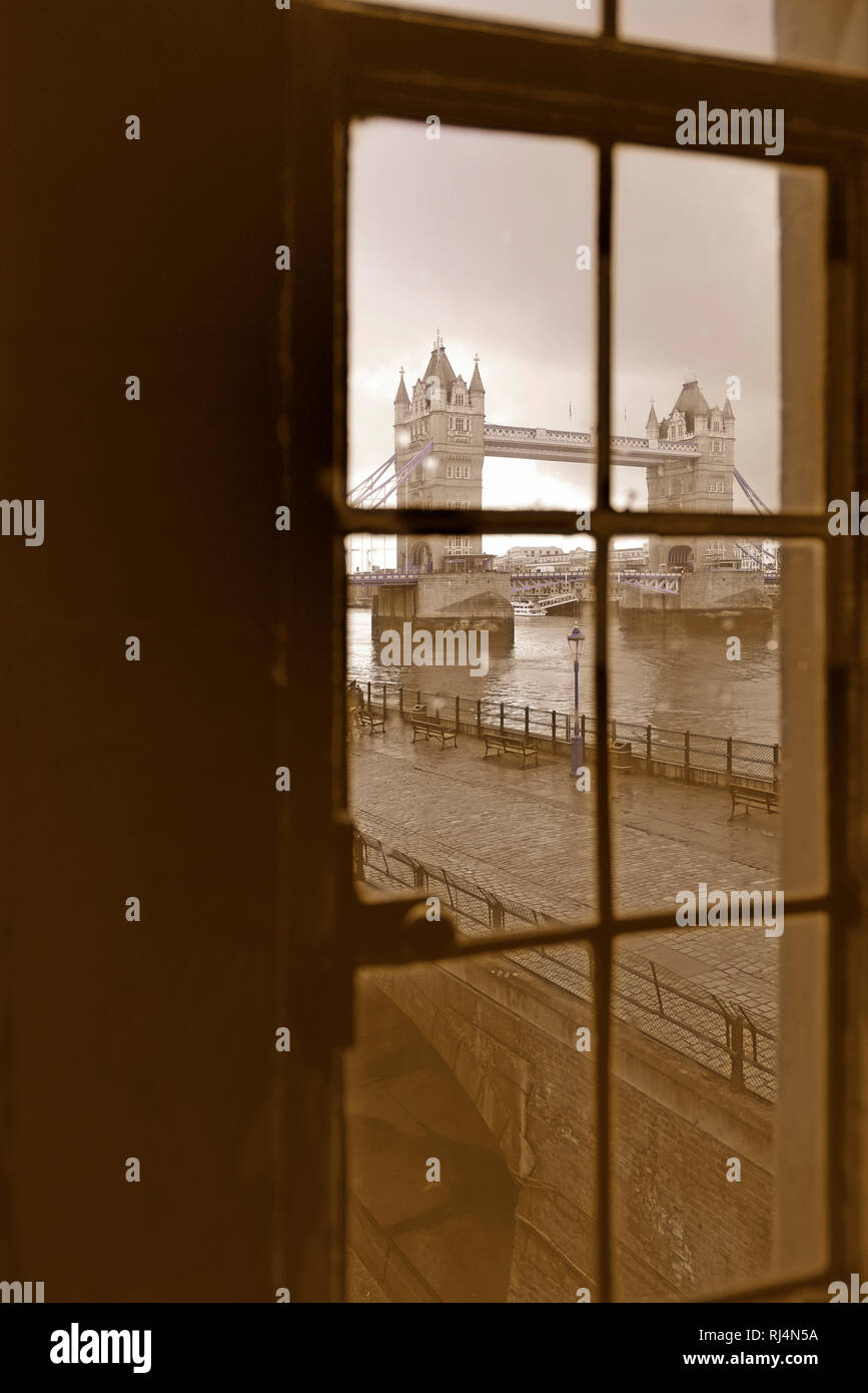Blick aus einem Fenster im Tower of London auf die Tower Bridge Stock Photo