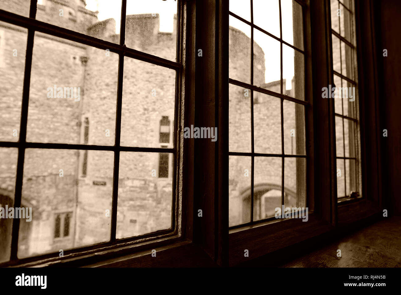 Blick aus einem Fenster im Tower of London auf die Festungsmauern Stock Photo