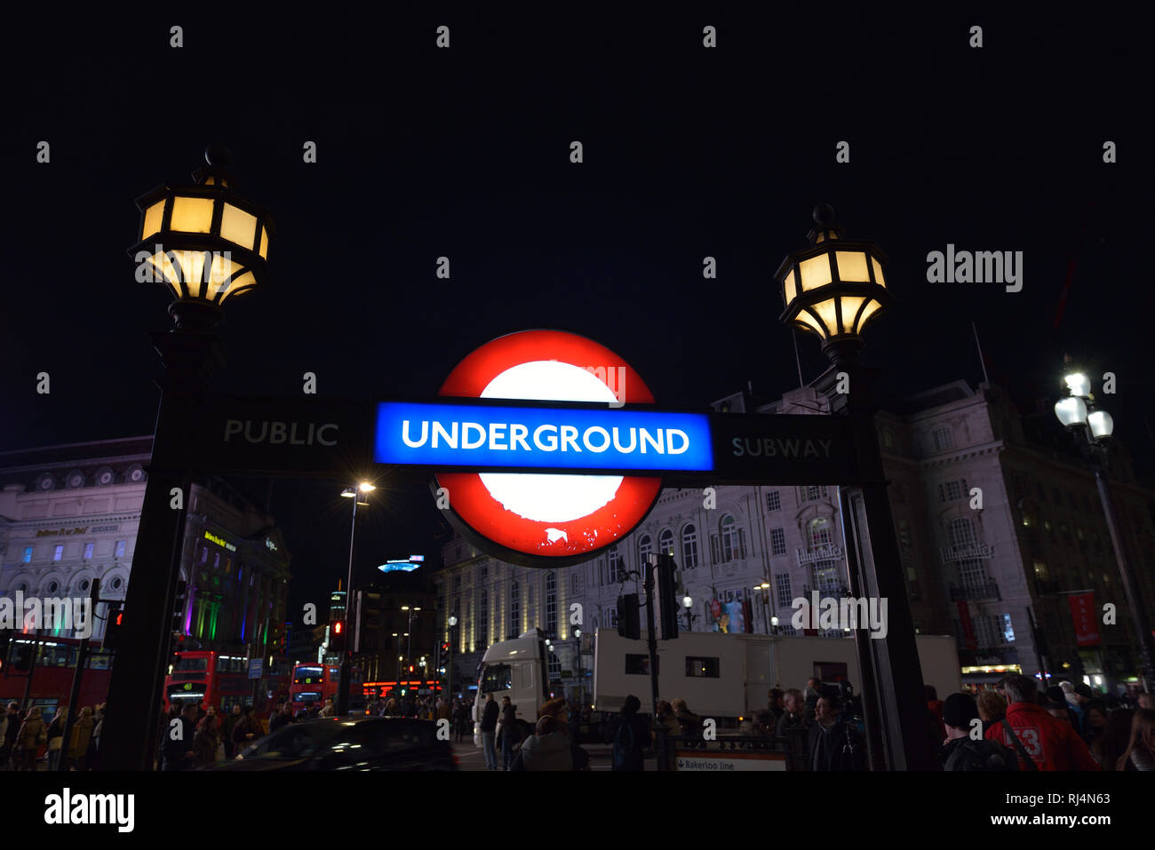 U-Bahn Haltestelle am Piccadilly Circus in London, Schild mit der leuchtenden Aufschrift Underground Stock Photo