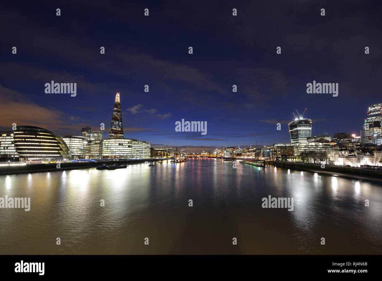 Skyline von London an der Themse mit der City Hall und The Shard und anderen modernen Gebäude Stock Photo