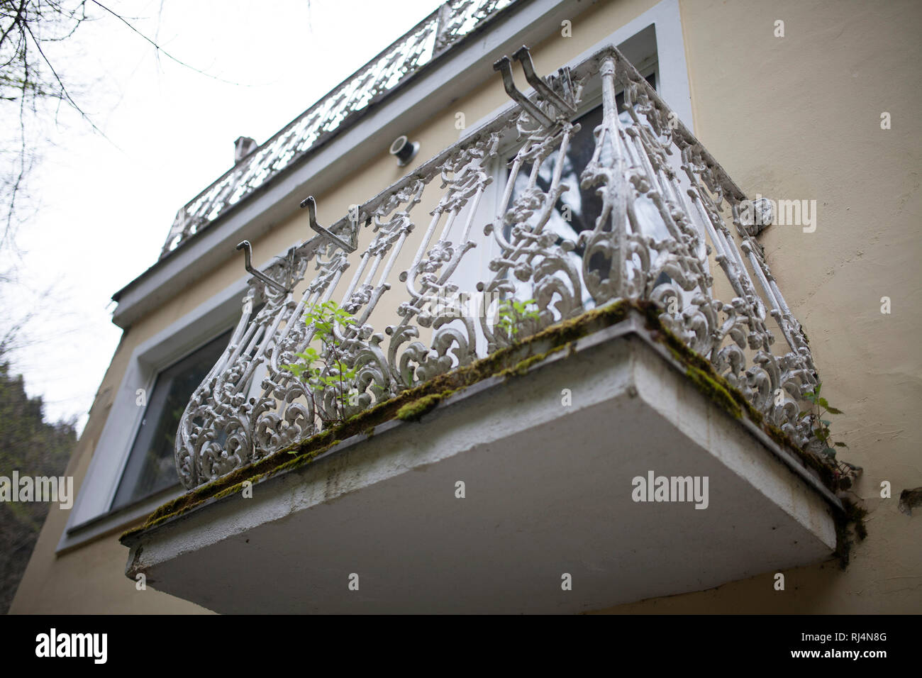 Der Verfall Bad Gasteins - ehemaliges Hotel - bewachsener Balkon Stock Photo