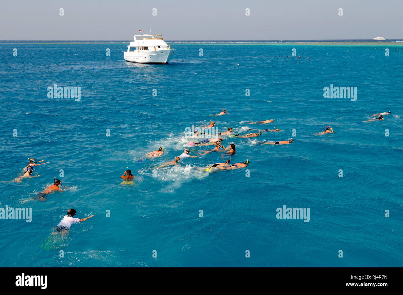 Schnorchler und Motorjacht vor einem Korallenriff im Roten Meer, Stock Photo