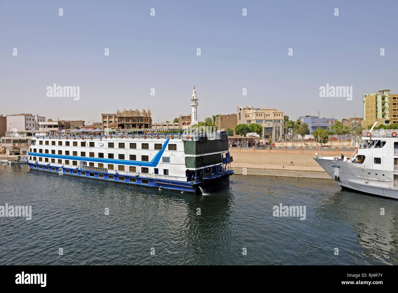 Kreuzfahrtschiffe mit Urlaubern auf dem Nil vor Edfu in ?gypten, Stock Photo