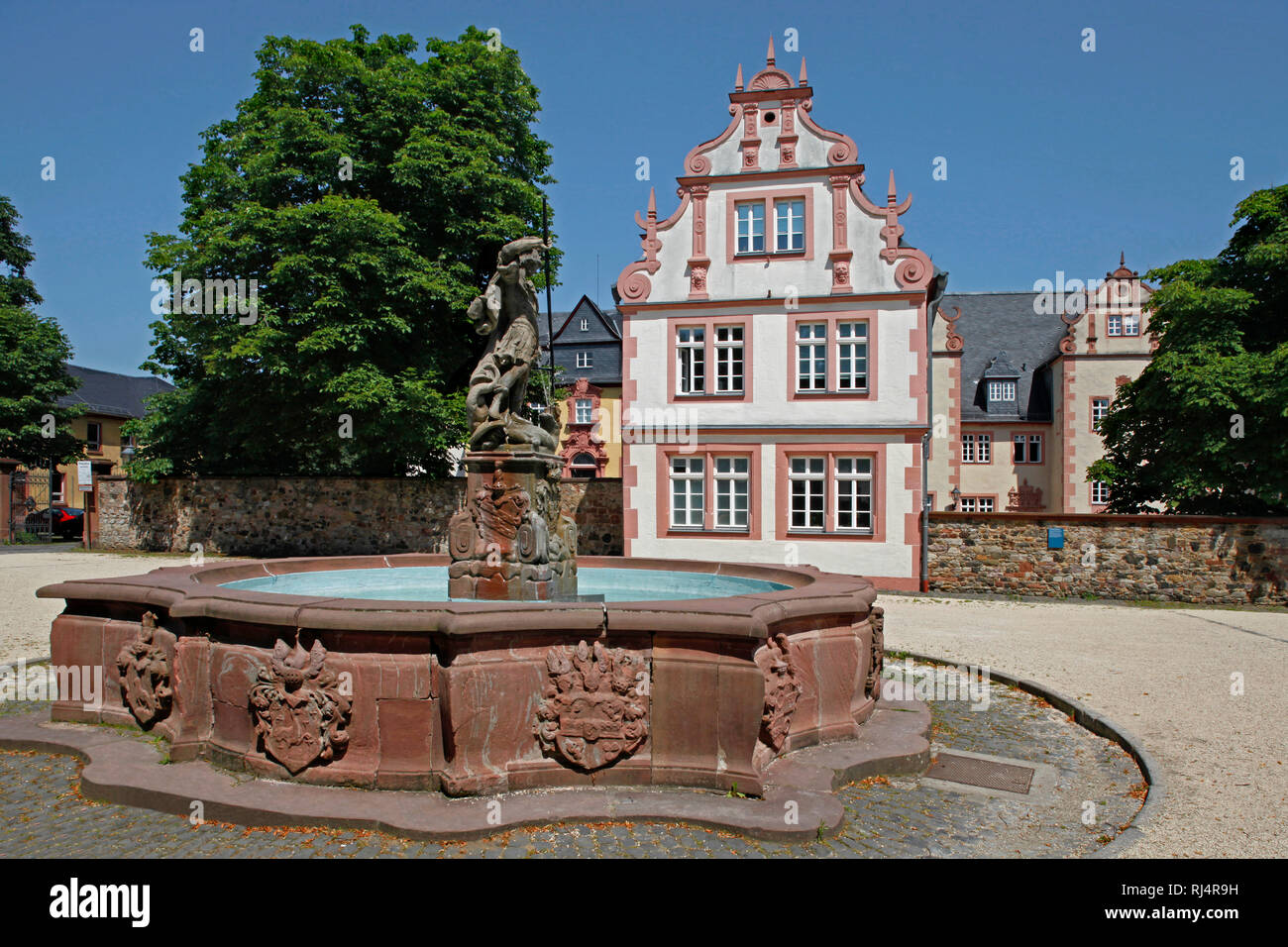 Deutschland, Hessen, Friedberg, Burg, St.-Georgs-Brunnen, Burgmannenhaus, Finanzamt, Stock Photo