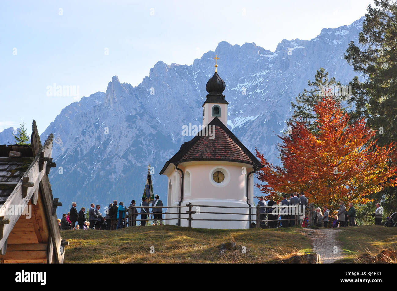 Deutschland, Bayern, Isartal, Lautersee, Kapelle, Karwendelgebirge, Herbst, Andacht, Gl?ubige Stock Photo