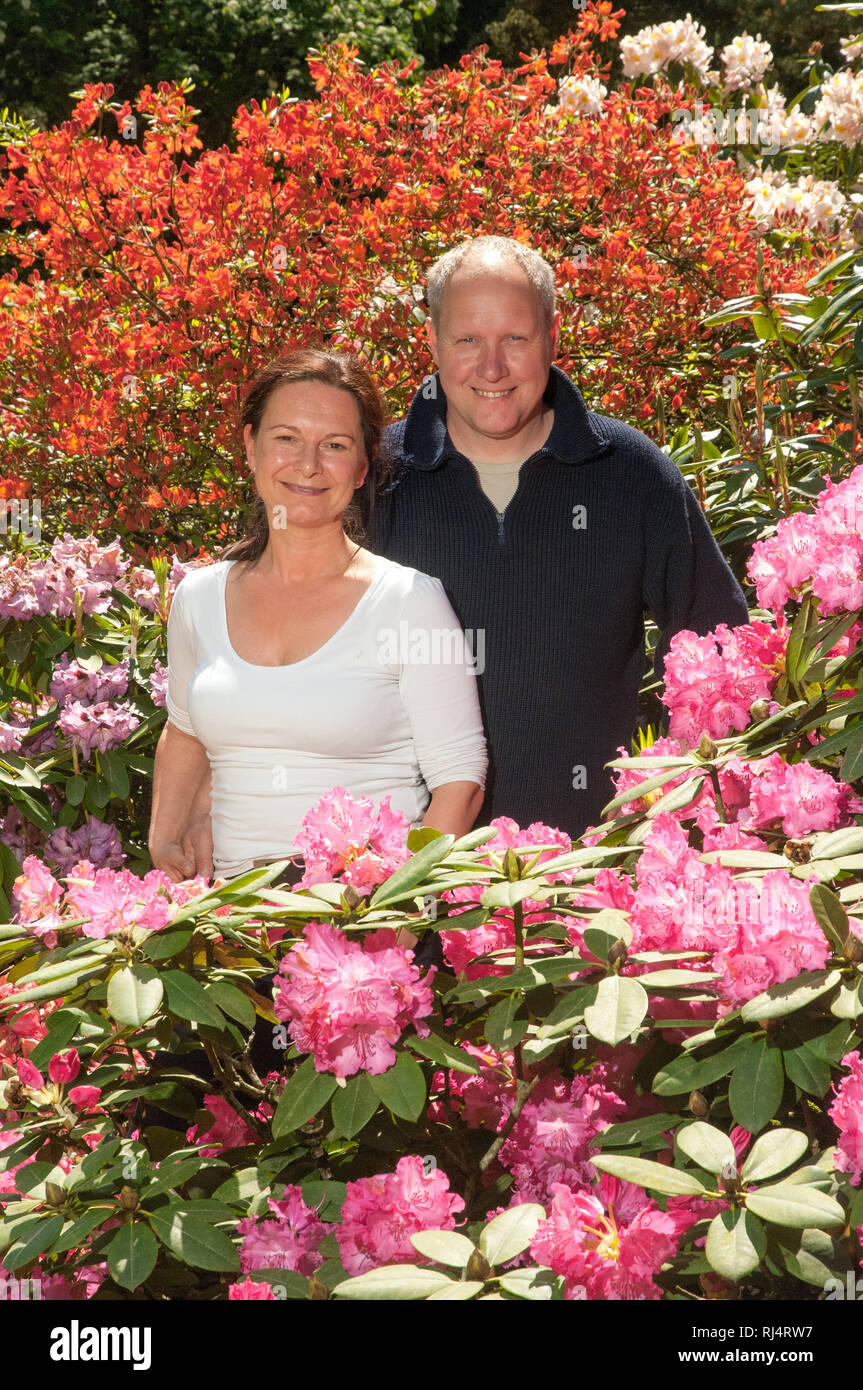 Mann und Frau zwischen Rhododendronstr?uchern, Stock Photo
