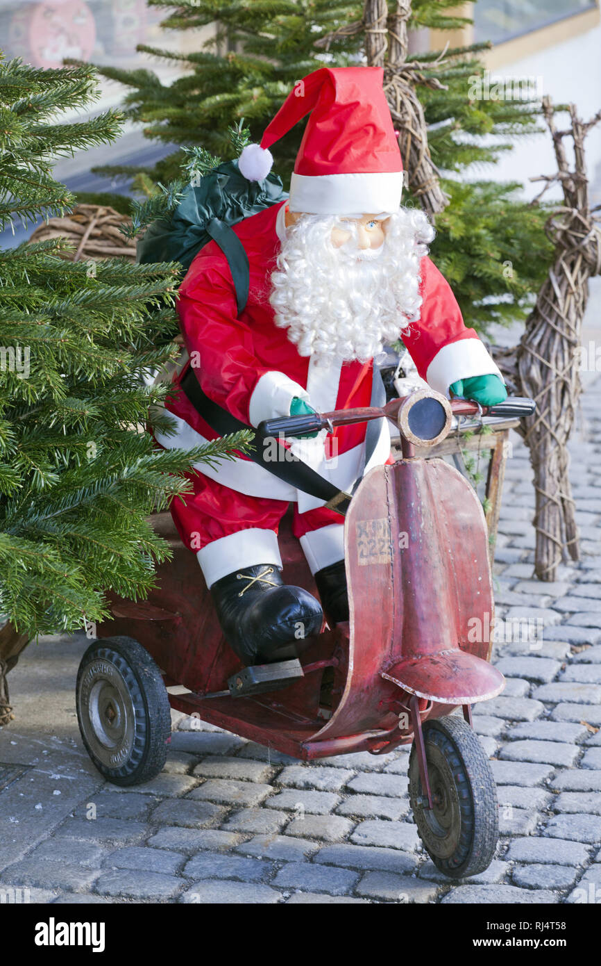 Dekoration, Weihnachtsmann mit Motorroller Stock Photo