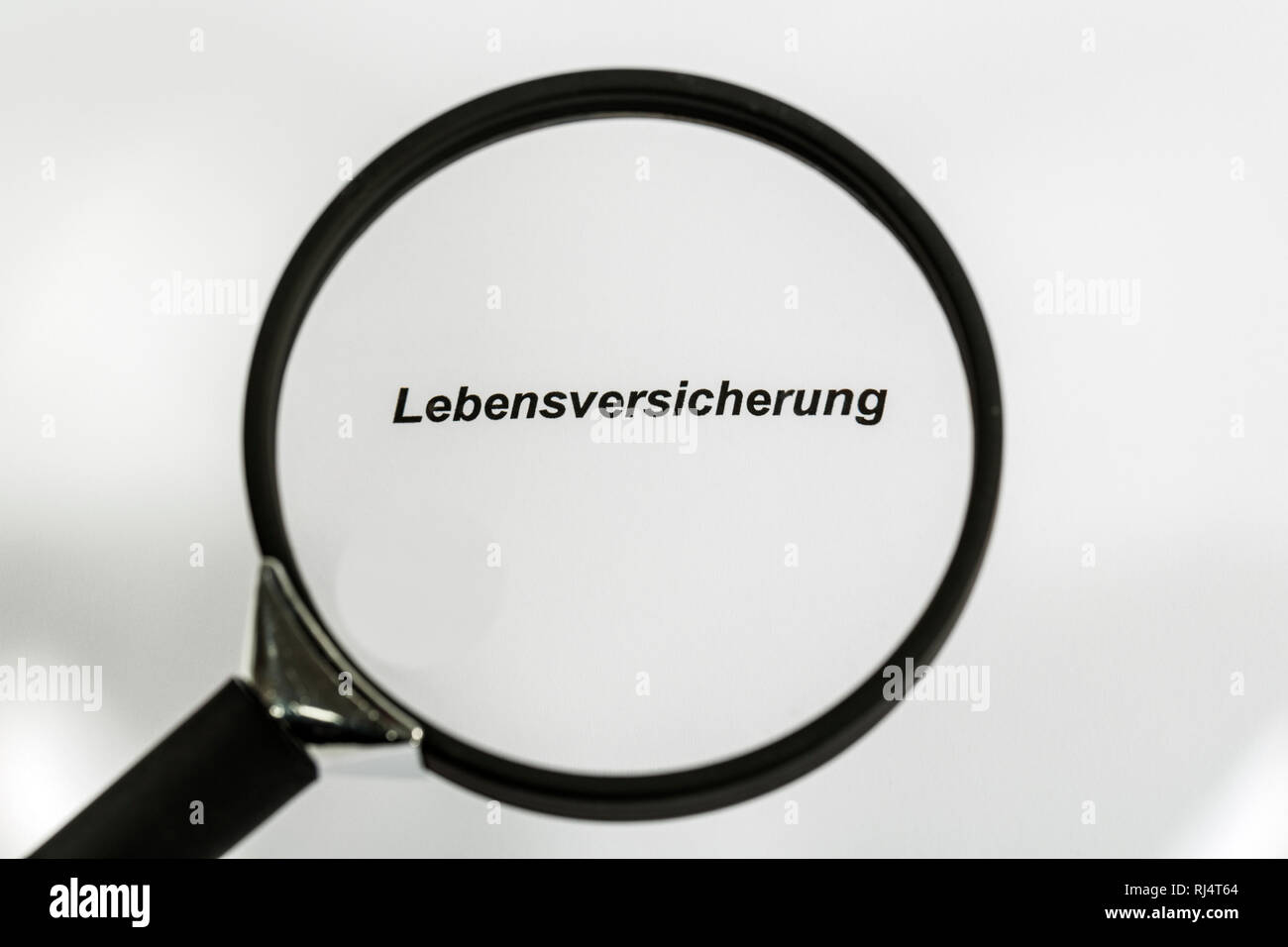 Symbolbild, Lebensversicherung unter der Lupe, Versicherungsformular, Stock Photo