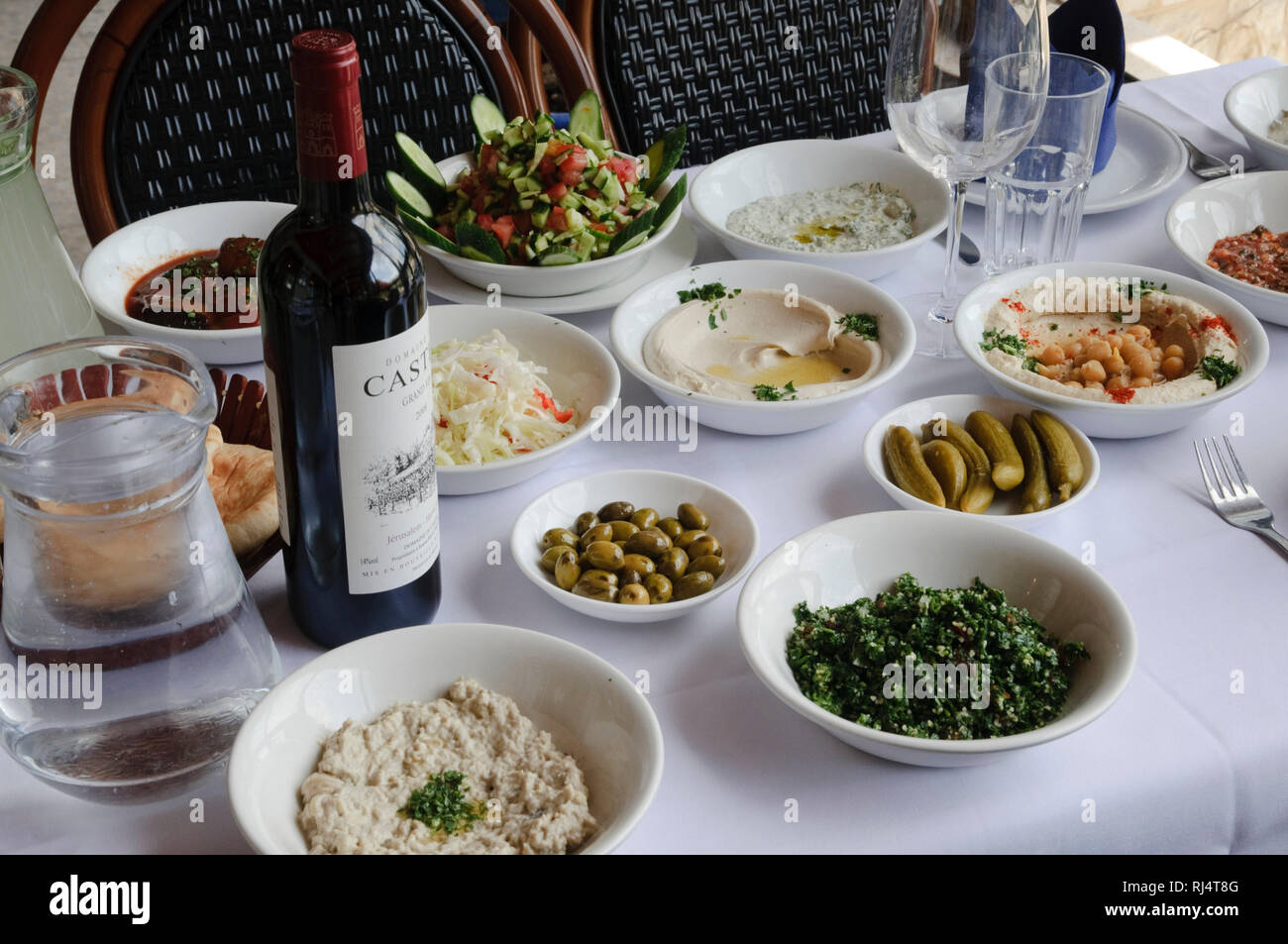 Abu Gosh, Hummus Restaurant Abu Gosh, Tisch mit Vorspeisen, arabisches Essen, Israel Stock Photo