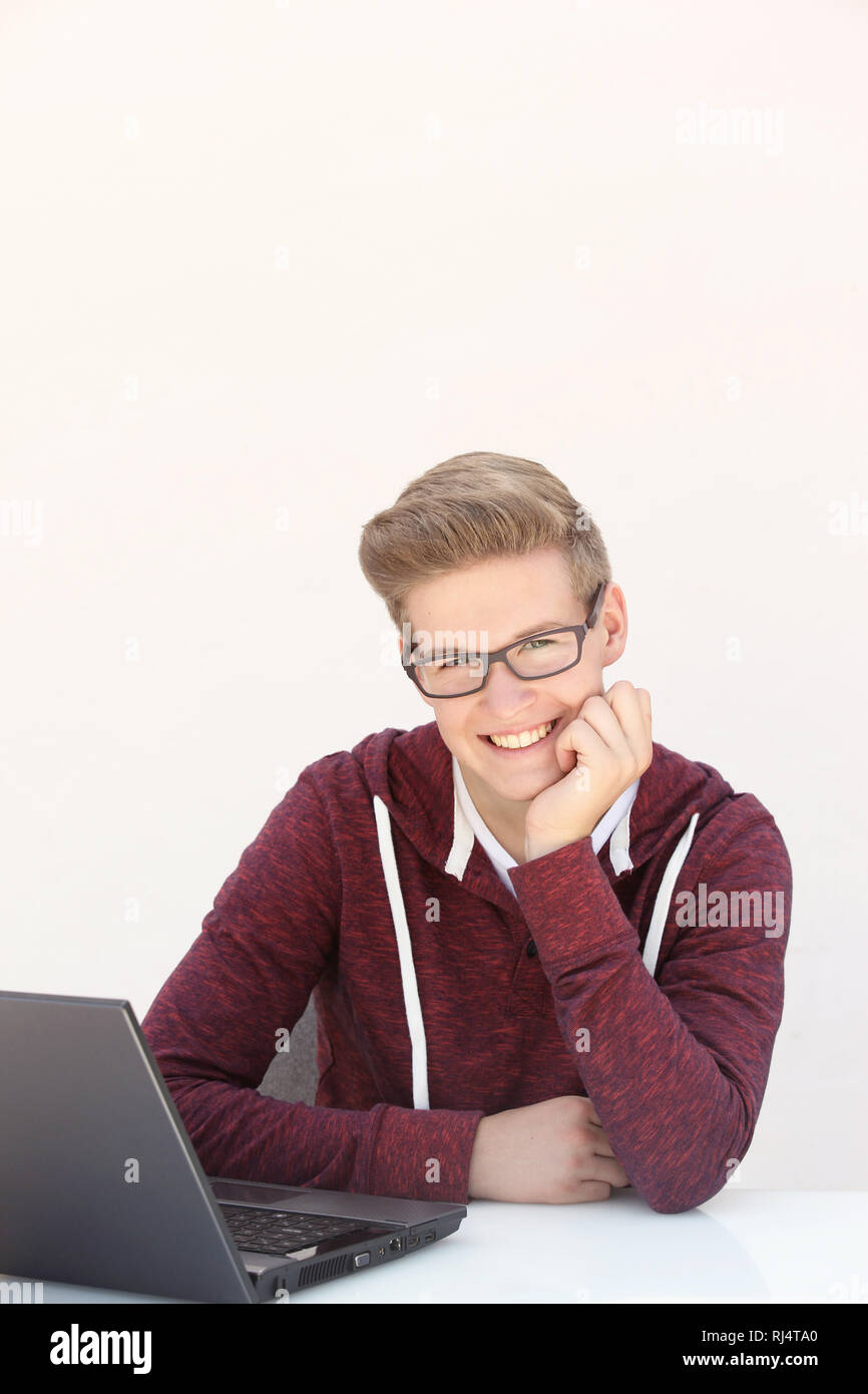 Jugendlicher mit Laptop vor wei?em Hintergrund, fr?hlich, lachen, Stock Photo