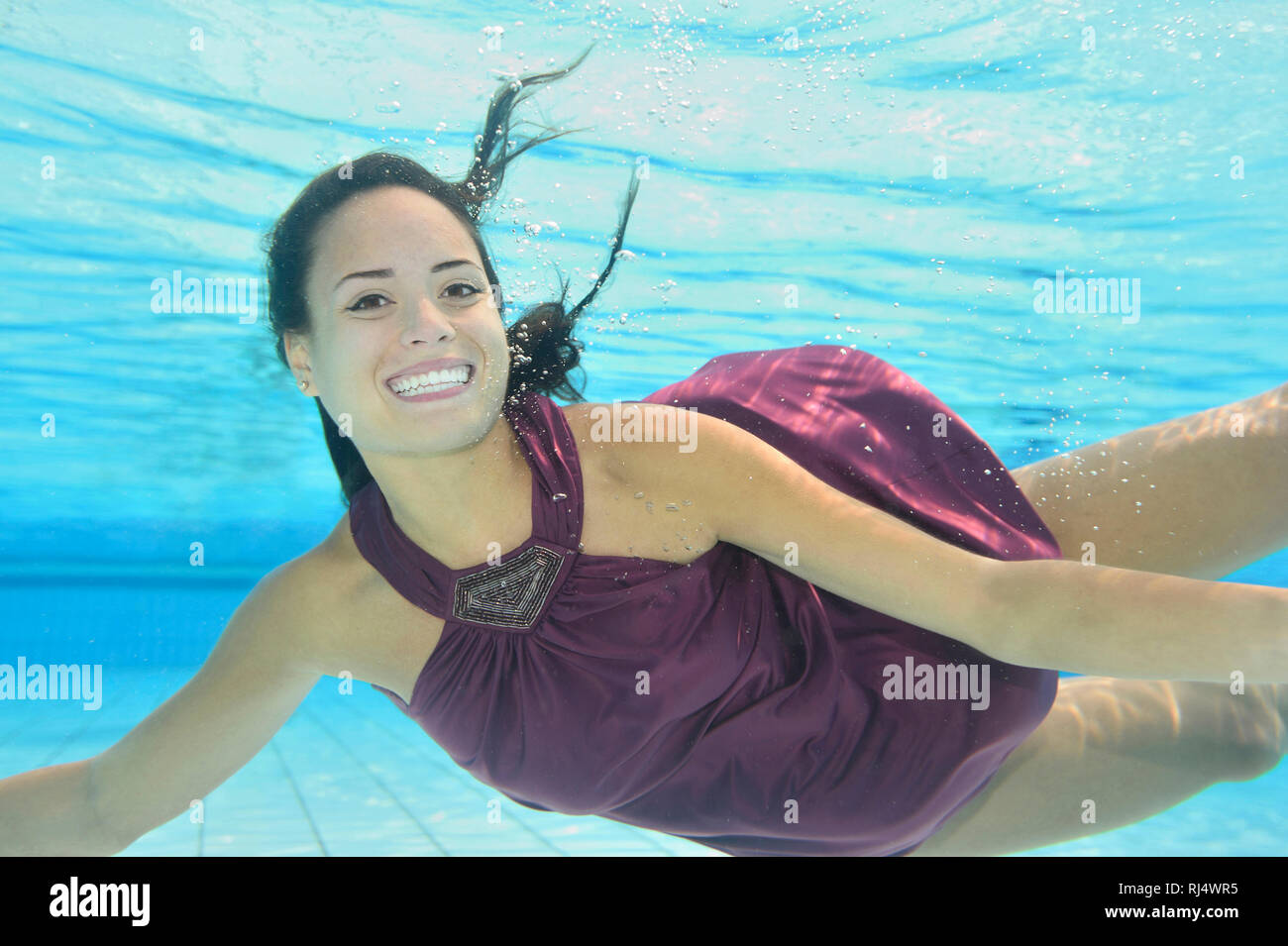 Frau, jung, Kleid, Freibad, Unterwasser, schwimmen, Blick Kamera Stock Photo