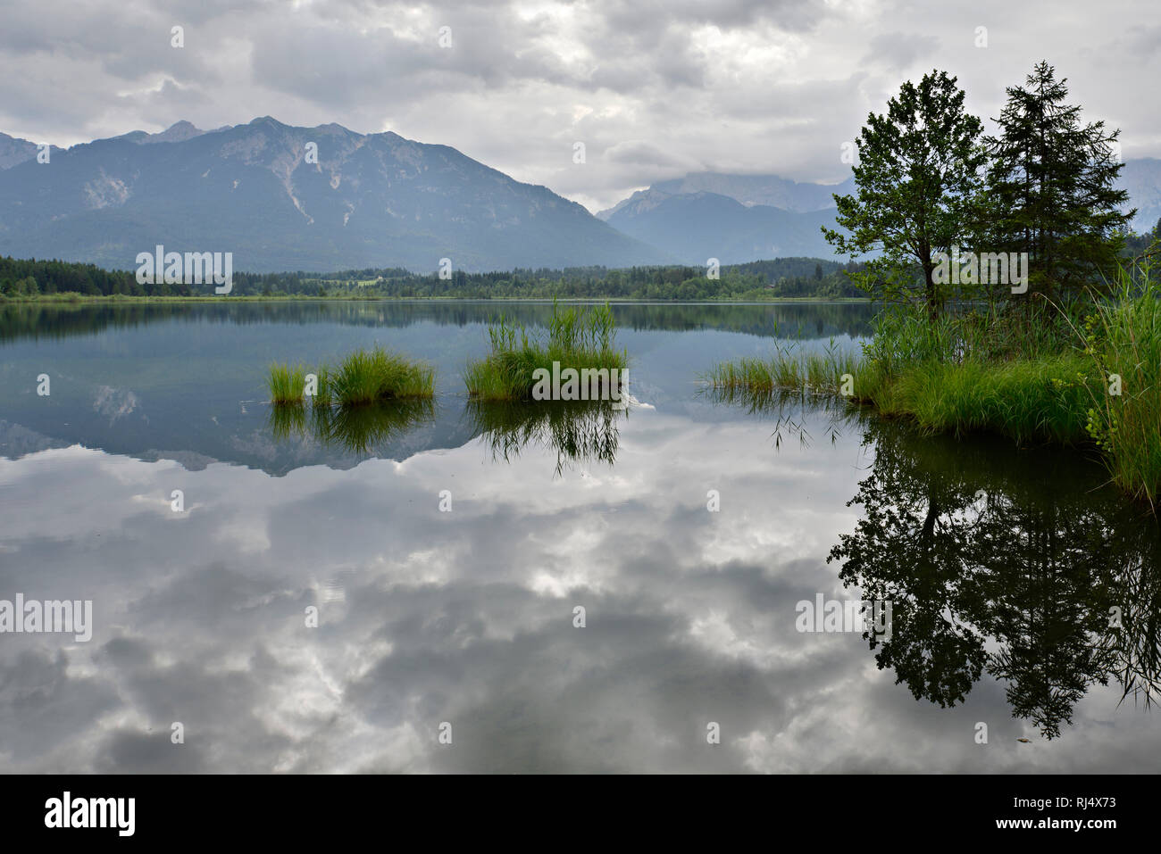 Deutschland, Bayern, Kr?n, Regenwolken ?berm Barmsee, Blick aufs Karwendelgebirge Stock Photo