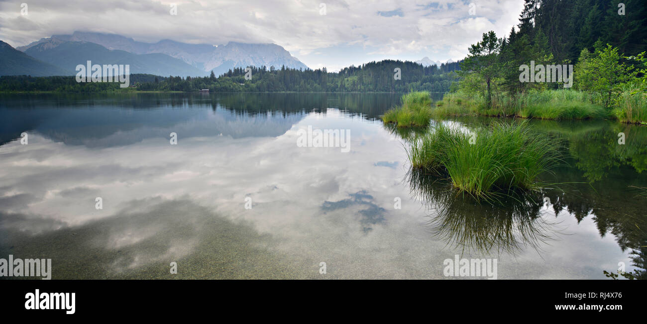 Deutschland, Bayern, Kr?n, Regenwolken ?berm Barmsee, Blick aufs Karwendelgebirge Stock Photo