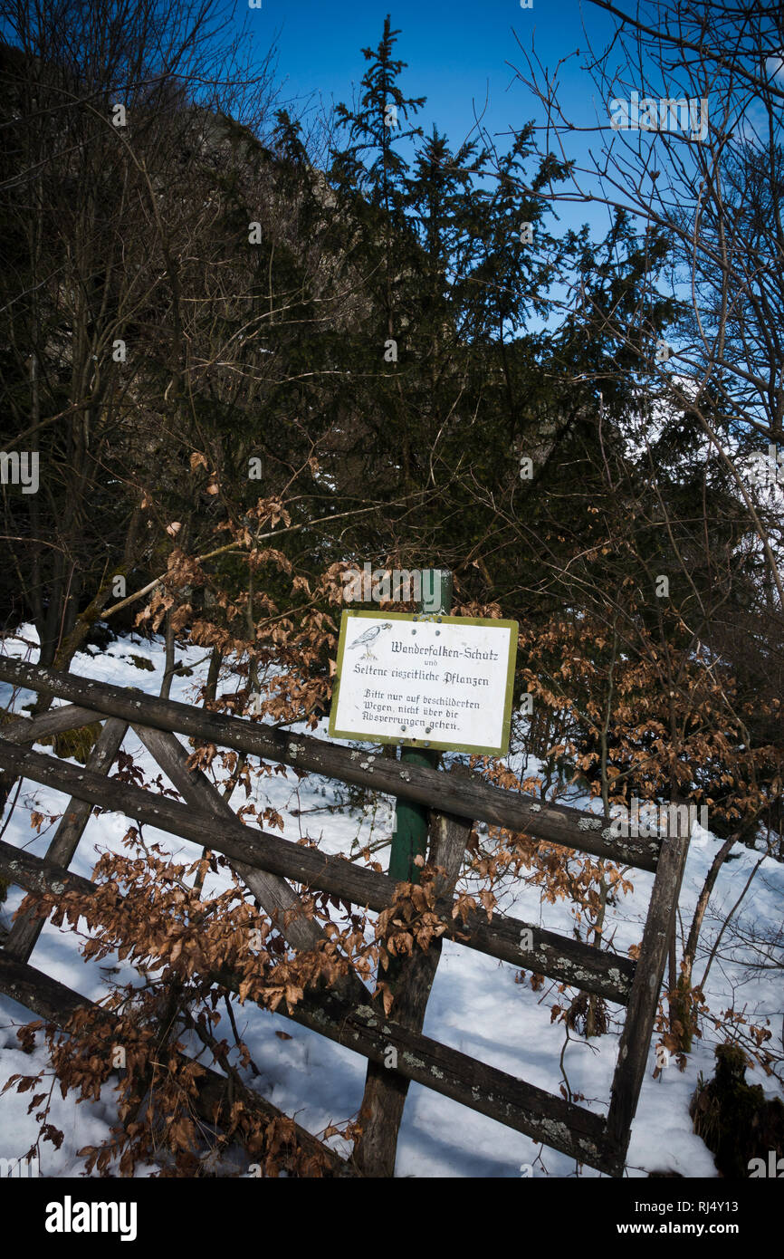 Schild zum Schutz der Wanderfalken Stock Photo