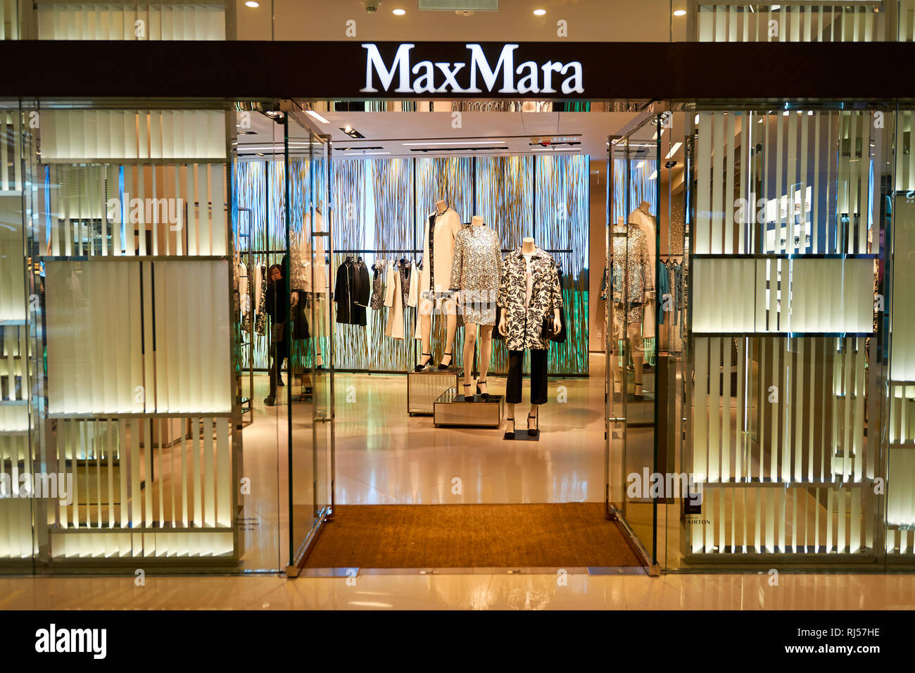 HONG KONG - JANUARY 26, 2016: entryway of Max Mara store at Elements ...