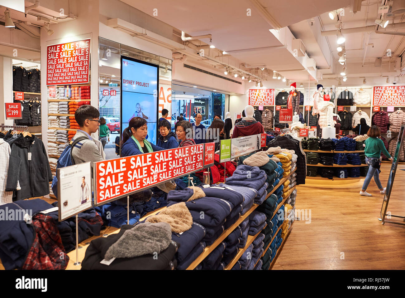 HONG KONG - DECEMBER 25, 2015: interior of Uniqlo store. Uniqlo Co., Ltd.  is a Japanese casual wear designer, manufacturer and retailer Stock Photo -  Alamy