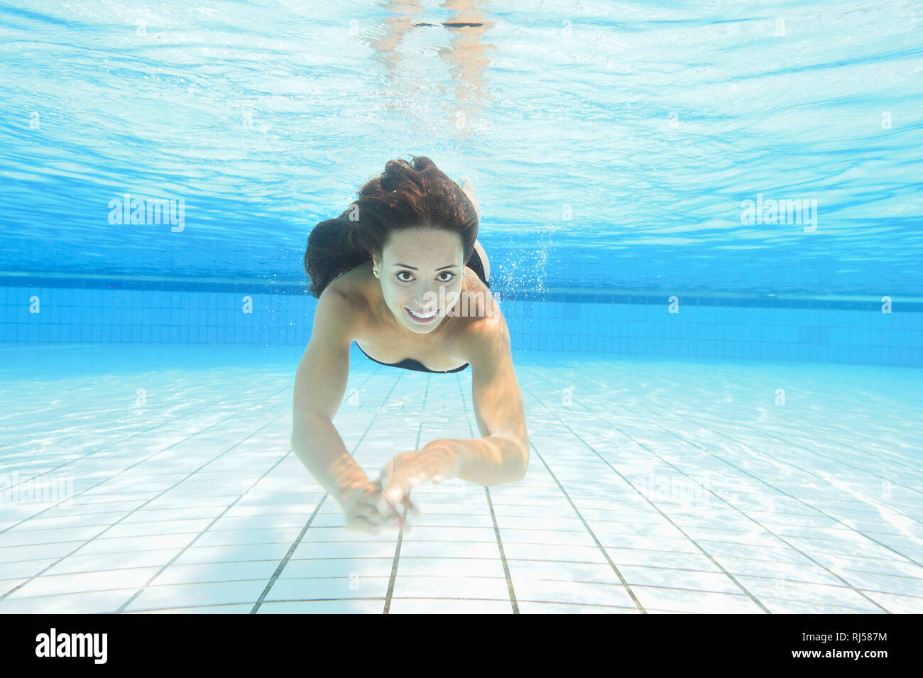 Frau, jung, Bikini, Freibad, Unterwasser, frontal, schwimmen, Blick Kamera Stock Photo