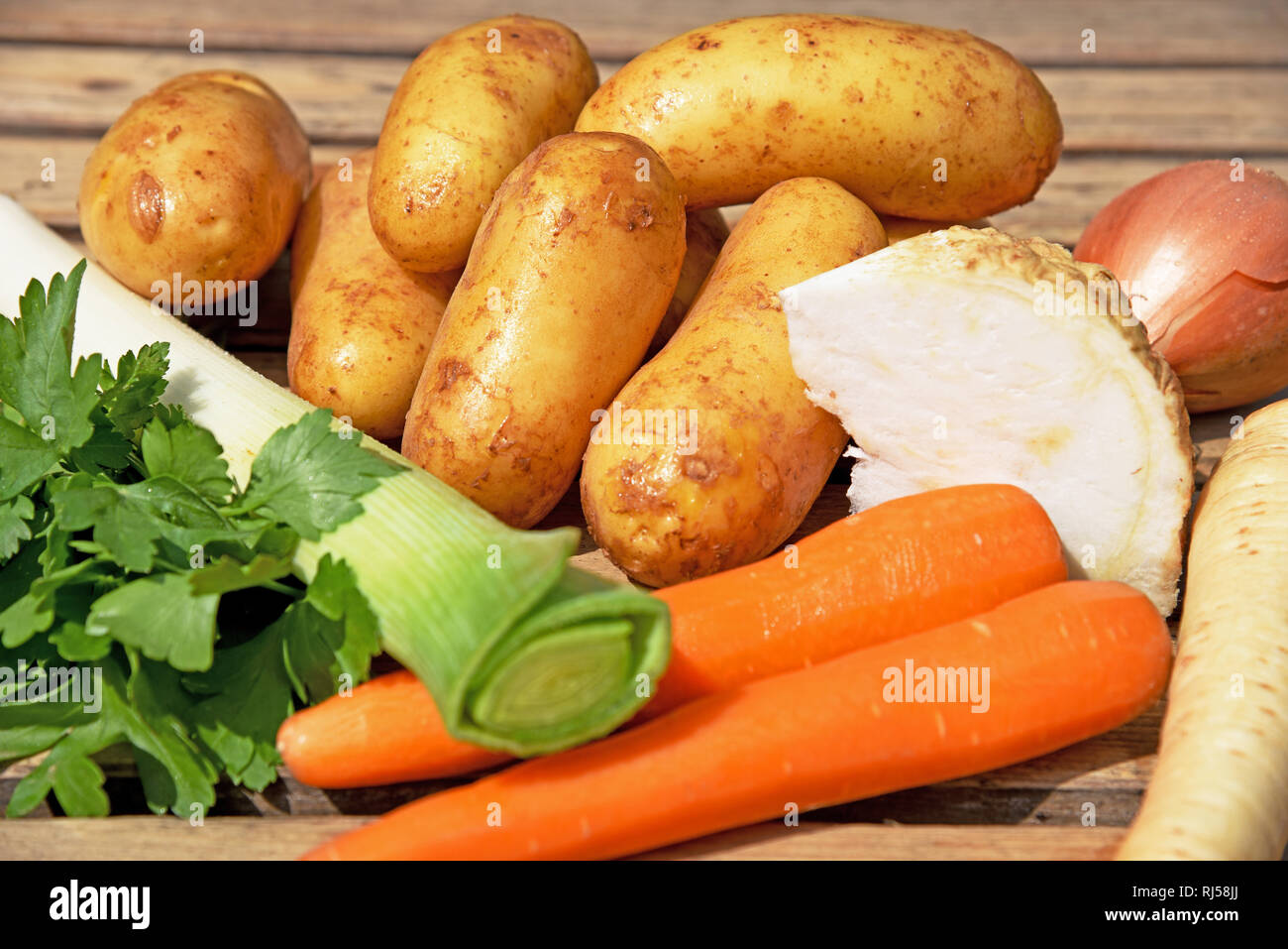 Kartoffeln, Wurzelwerk, Zutaten f?r Kartoffelsuppe Stock Photo