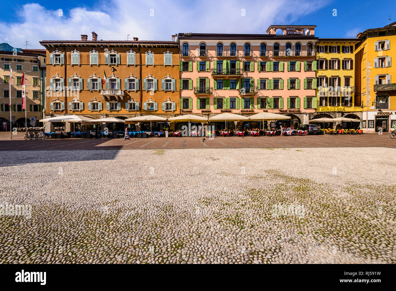 Italien, Trentino-Südtirol, Trentino, Gardasee, Riva del Garda, Piazza 3 Novembre, Häuserfront Stock Photo