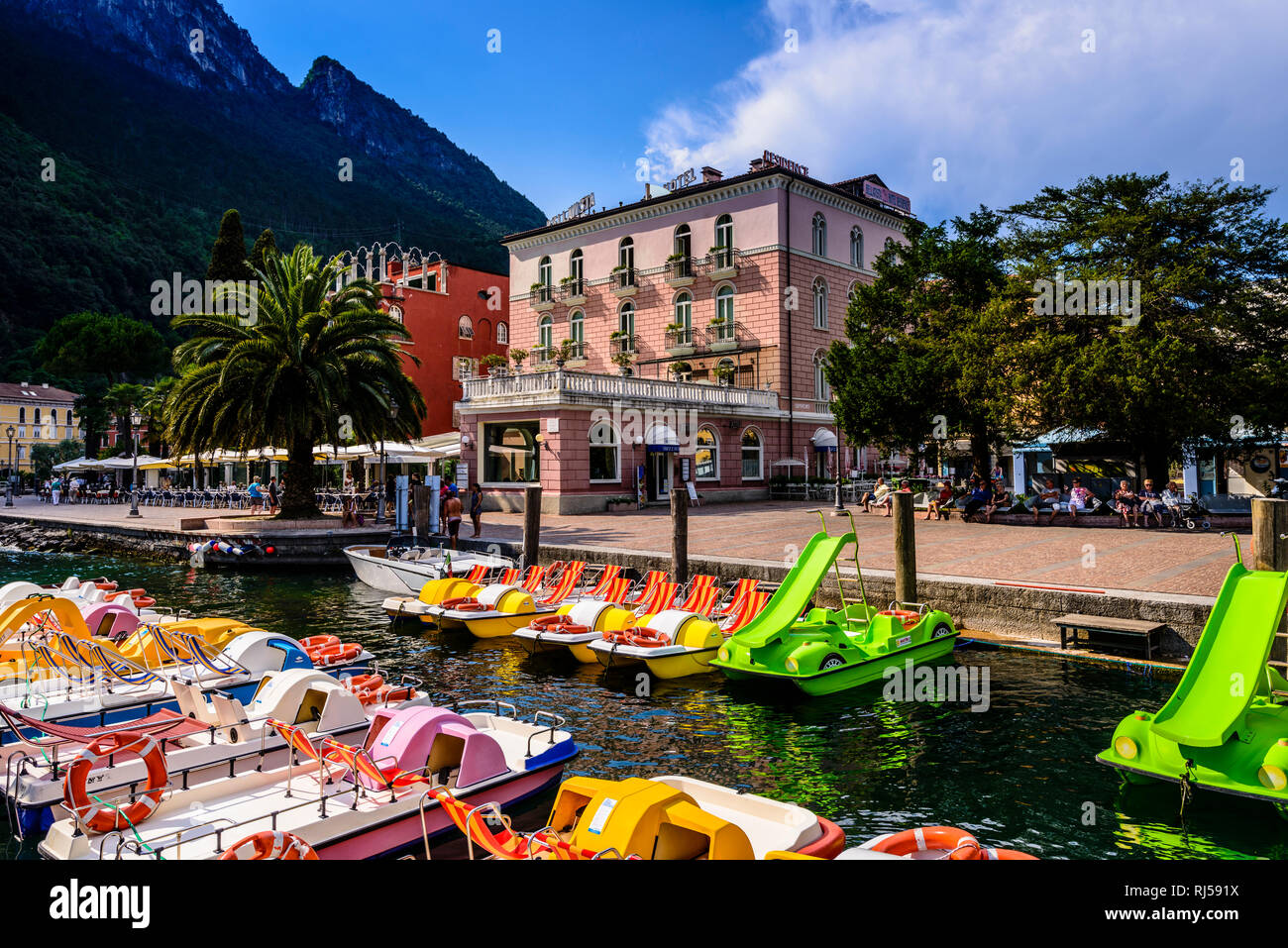 Italien, Trentino-Südtirol, Trentino, Gardasee, Riva del Garda, Uferpromenade, Tretboote Stock Photo