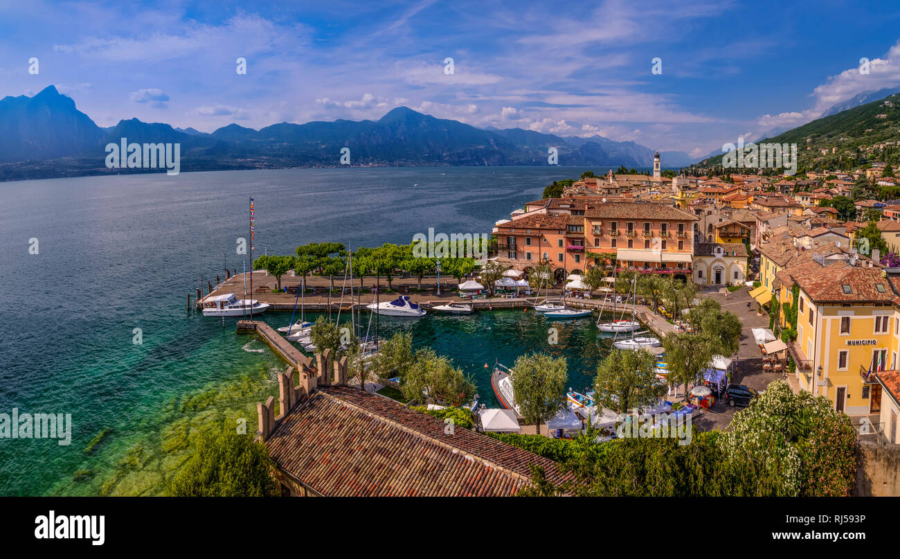 Italien, Venetien, Gardasee, Torri del Benaco, Ortsansicht, Hafen, Blick von Scaligerburg Stock Photo