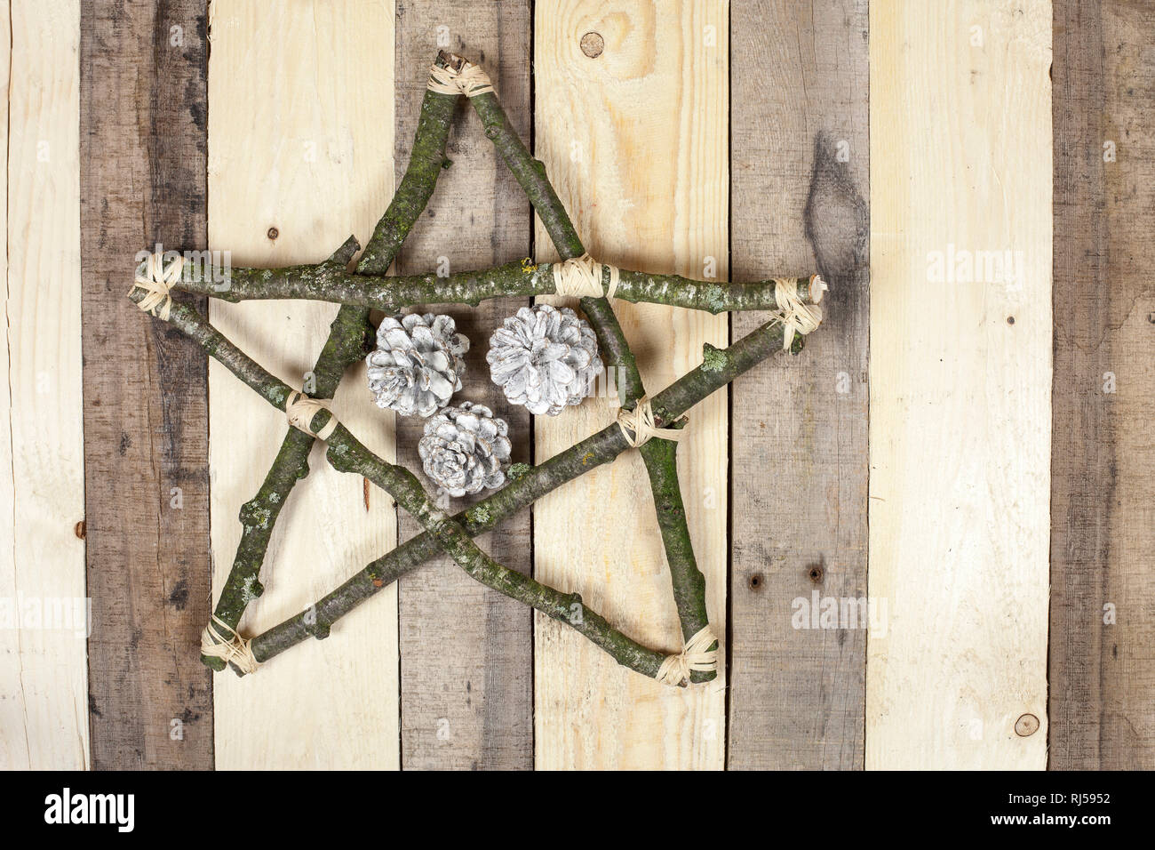 Stern aus Birkenholz auf Holzuntergrund, Dekozapfen Stock Photo - Alamy