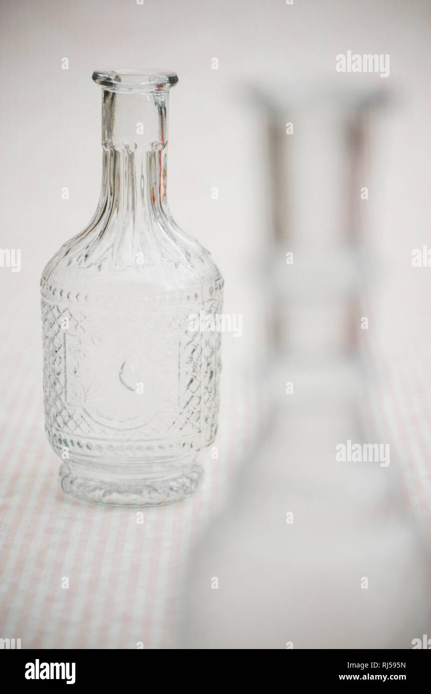 Glasvase und Glasflasche vor weiss Stock Photo