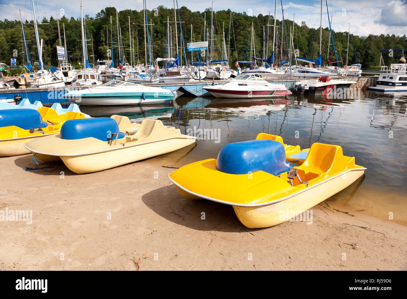 Shop buildings in Ruciane Nida, Masuria lake district in Poland, Europe,  Popular tourist place architecture aat the end of summer season, empty  exteri Stock Photo - Alamy