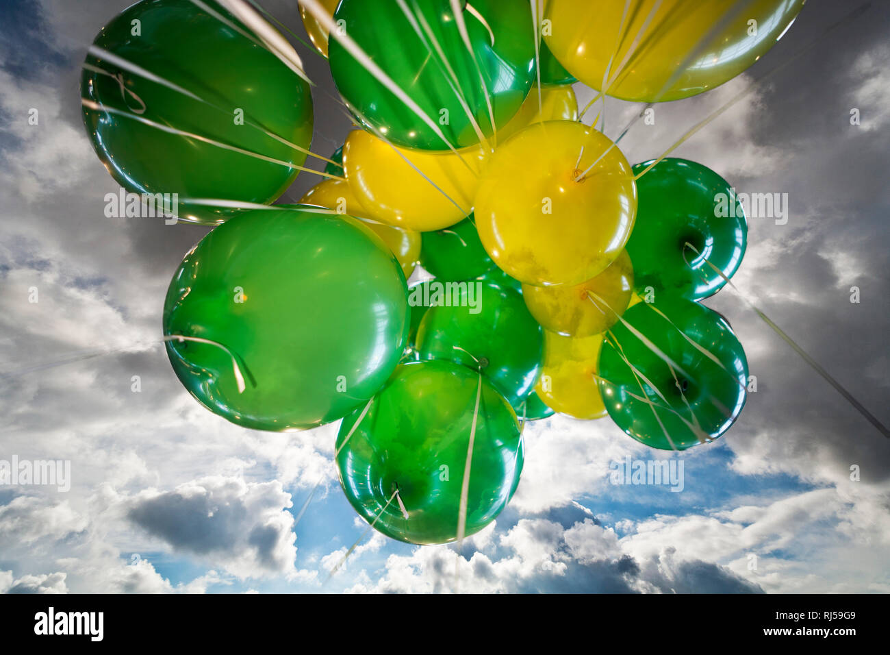 Viele bunte Luftballone fliegen in den Himmel Stock Photo