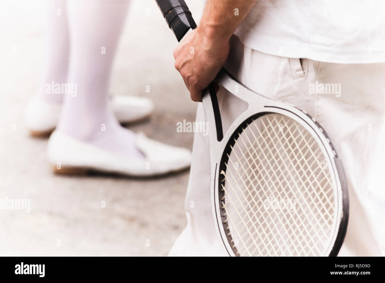 Ein älterer Mann hält einen Tennisschläger aus Holz in der Hand Stock Photo