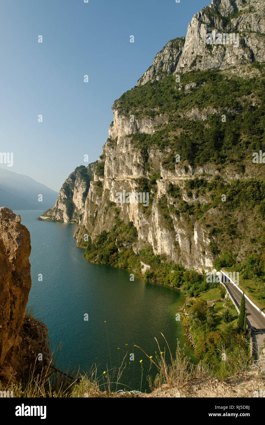 Blick von der Ponalestraße, Sentiero del Ponale di Giacomo Cis, Fußweg und Radweg am Ufer des Gardasees, nach Riva del Garda, Provinz Trient, Trentino Stock Photo