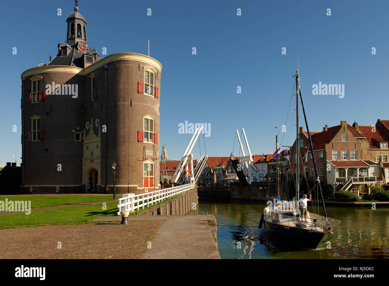 Hafen von Enkhuizen mit Blick auf den Verteidigungsturm Dromedaris, Noord-Holland, Ijsselmeer, Niederlande Stock Photo