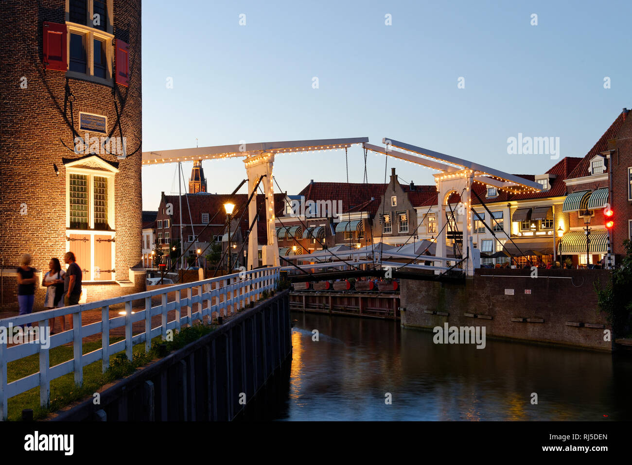 Blick auf den Turm Dromedaris, Klappbrücke und  Alten Hafen am Dijk in der Dämmerung von Enkhuizen, Noord-Holland, Ijsselmeer, Niederlande, Stock Photo