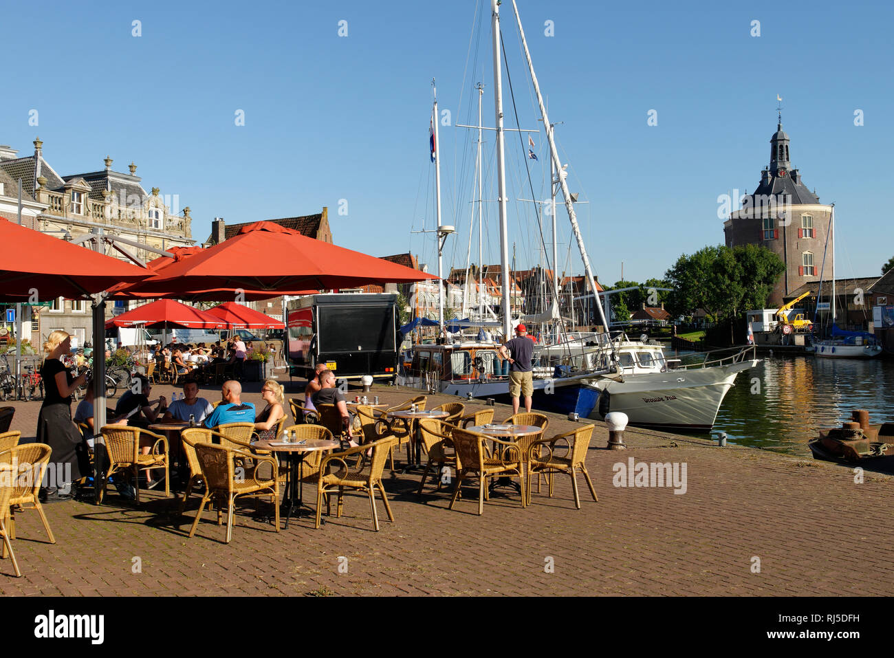 Ausflugslokal im Hafen von Enkhuizen mit Blick auf den Verteidigungsturm Dromedaris, Noord-Holland, Ijsselmeer, Niederlande Stock Photo