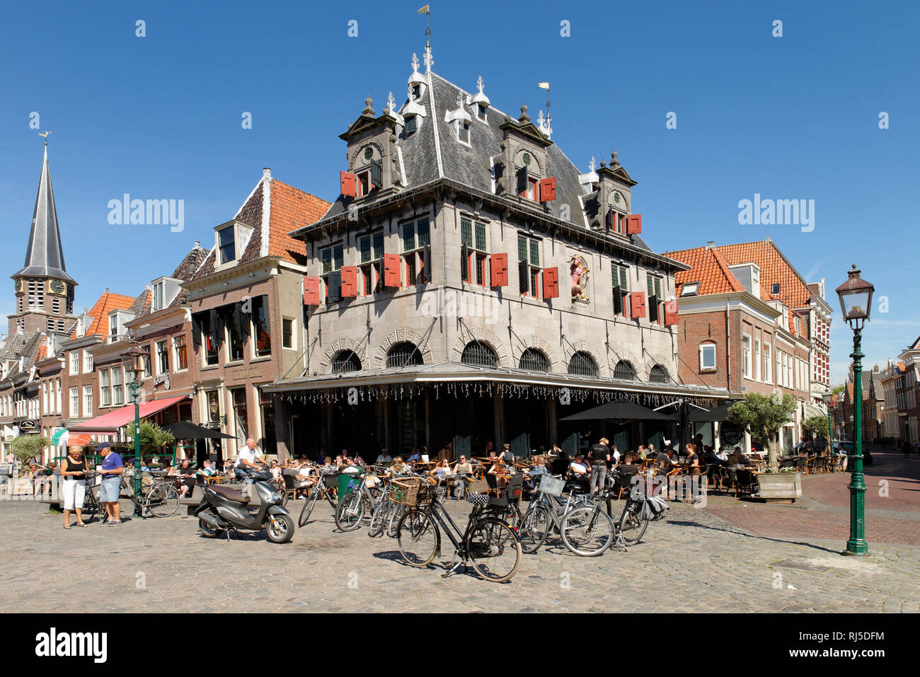 Restaurant, ehemalige historische Käsewaage, De Roode Steen Platz, Hoorn, Noord-Holland, Ijsselmeer, Niederlande Stock Photo